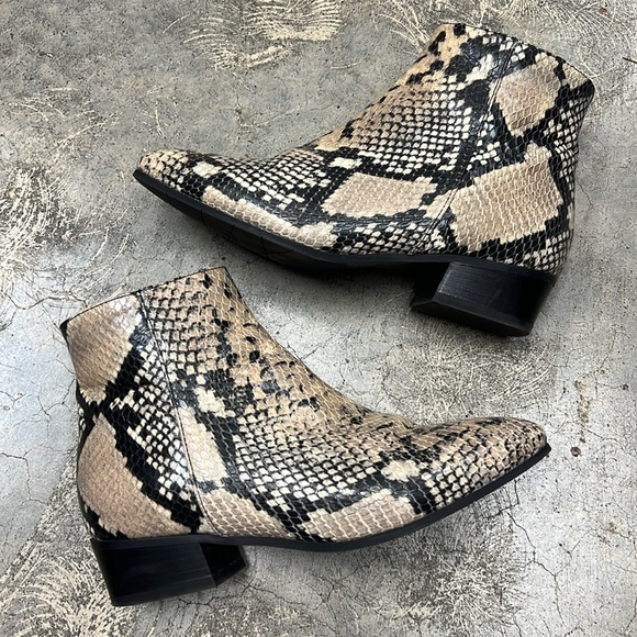Aquatalia snake boots, beige, and black made in Italy - Picture 6 of 8